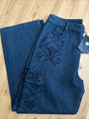 Solitaire Women's Navy Blue Straight-Leg Jeans with Embroidered Pocket